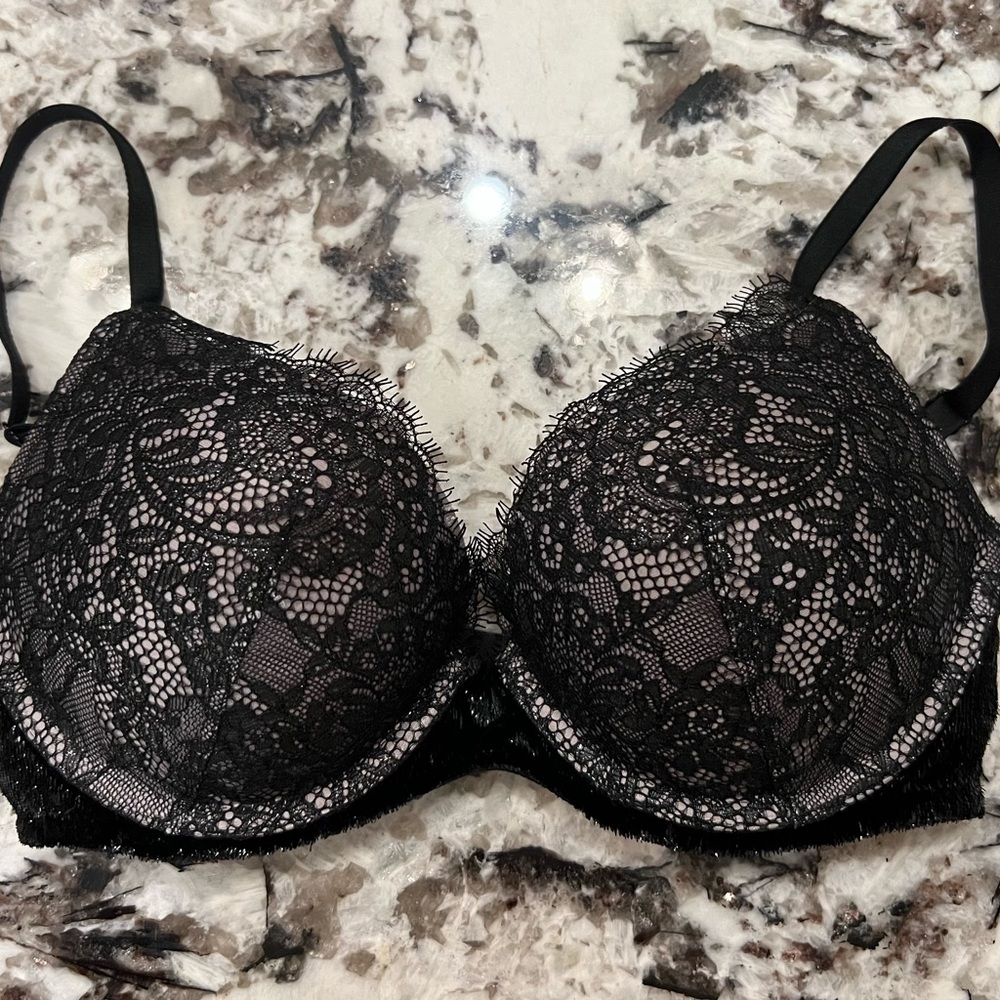 Victoria’s Secret Women's Black Eyelash Lace Padded Bra Size 34B Very Sexy